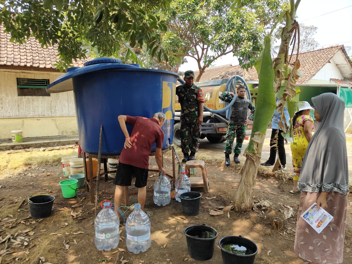 Penyaluran bantuan air bersih di Desa Neglasari dan Kelurahan Situbatu Banjar