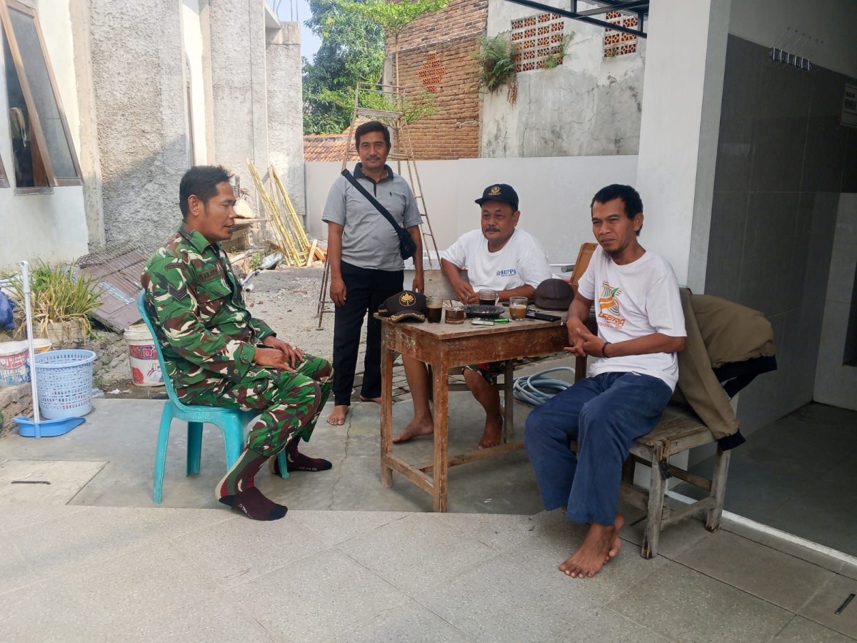 Babinsa Serka Sarjudi Gelar Komsos, Ajak Warga Perkuat Keamanan Lingkungan Di Kelurahan Mekar Sari