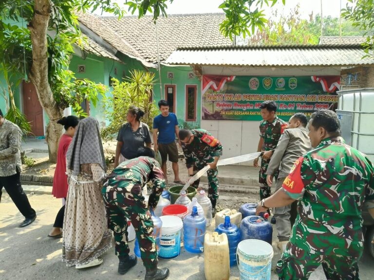 Jelang HUT TNI ke-81, 17 Koramil di Majalengka Serentak ‘Gempur’ Desa-Desa Kekeringan, Warga Langsung Histeris