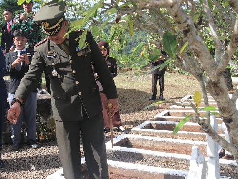 Dandim 0624/Kab. Bandung Pimpin Upacara Ziarah Dalam Rangka HUT ke-81 TNI
