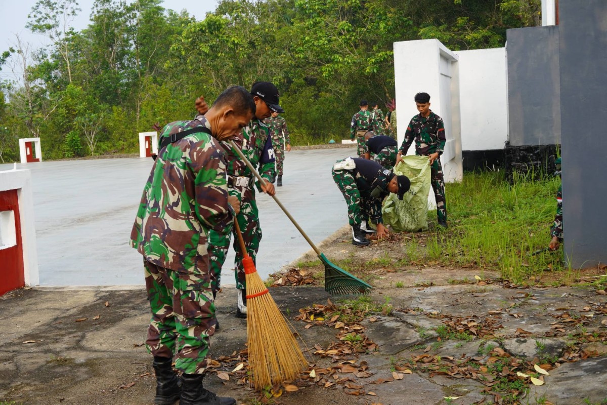 Kodim 1204/Sanggau Gelar Karya Bakti Bersihkan TMP Patriot Bangsa Jelang HUT TNI ke-81