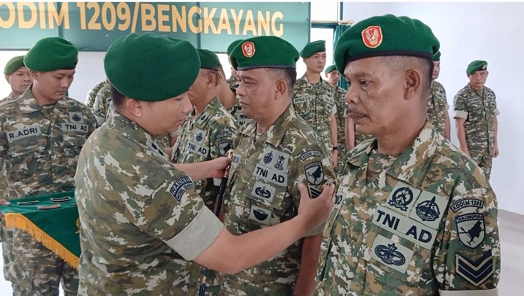 Dandim 1209/Bengkayang Pimpin Langsung Upacara Kenaikan Pangkat Prajurit, Tekankan Integritas dan Tanggung Jawab Baru