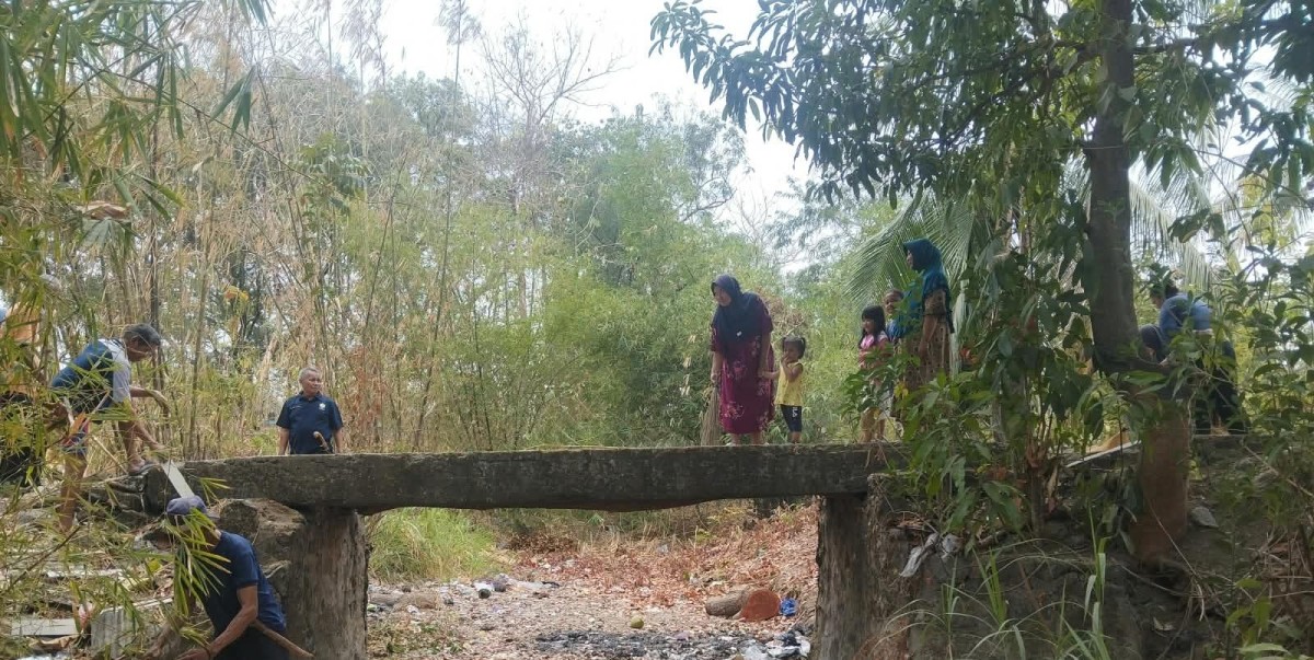 Babinsa dan Warga Cibuluh Gotong Royong Bersihkan Jembatan Perintis
