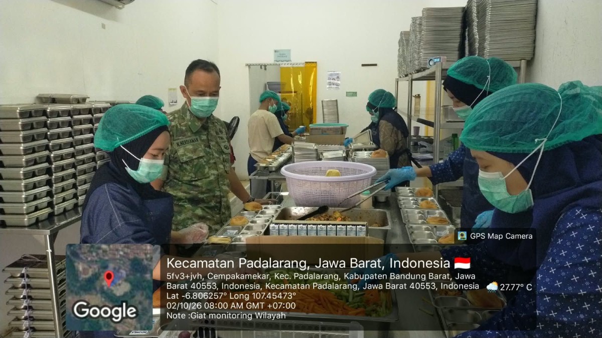 Babinsa Desa Campakamekar Koramil 0909/Padalarang Pastikan Kualitas Menu MBG Melalui Pengecekan Pengepakan di Dapur SPPG Campaka