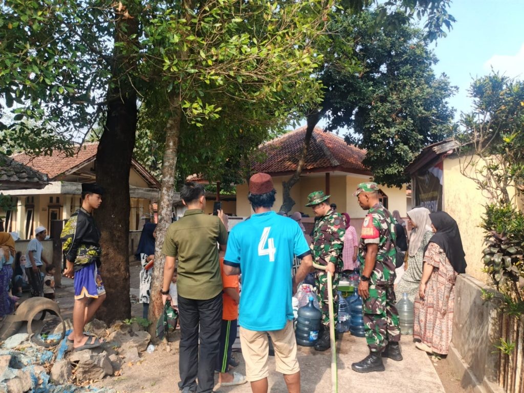 Wujud Nyata Kemanunggalan TNI, Kodim 0608/Cianjur Pasok Air Bersih bagi Warga Kampung Noled