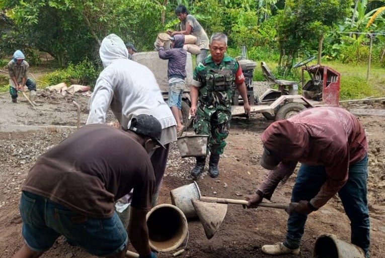 Bangun Akses Desa, Sertu Suheri Turun Tangan Gotong Royong Pengecoran Jalan di Agrabinta