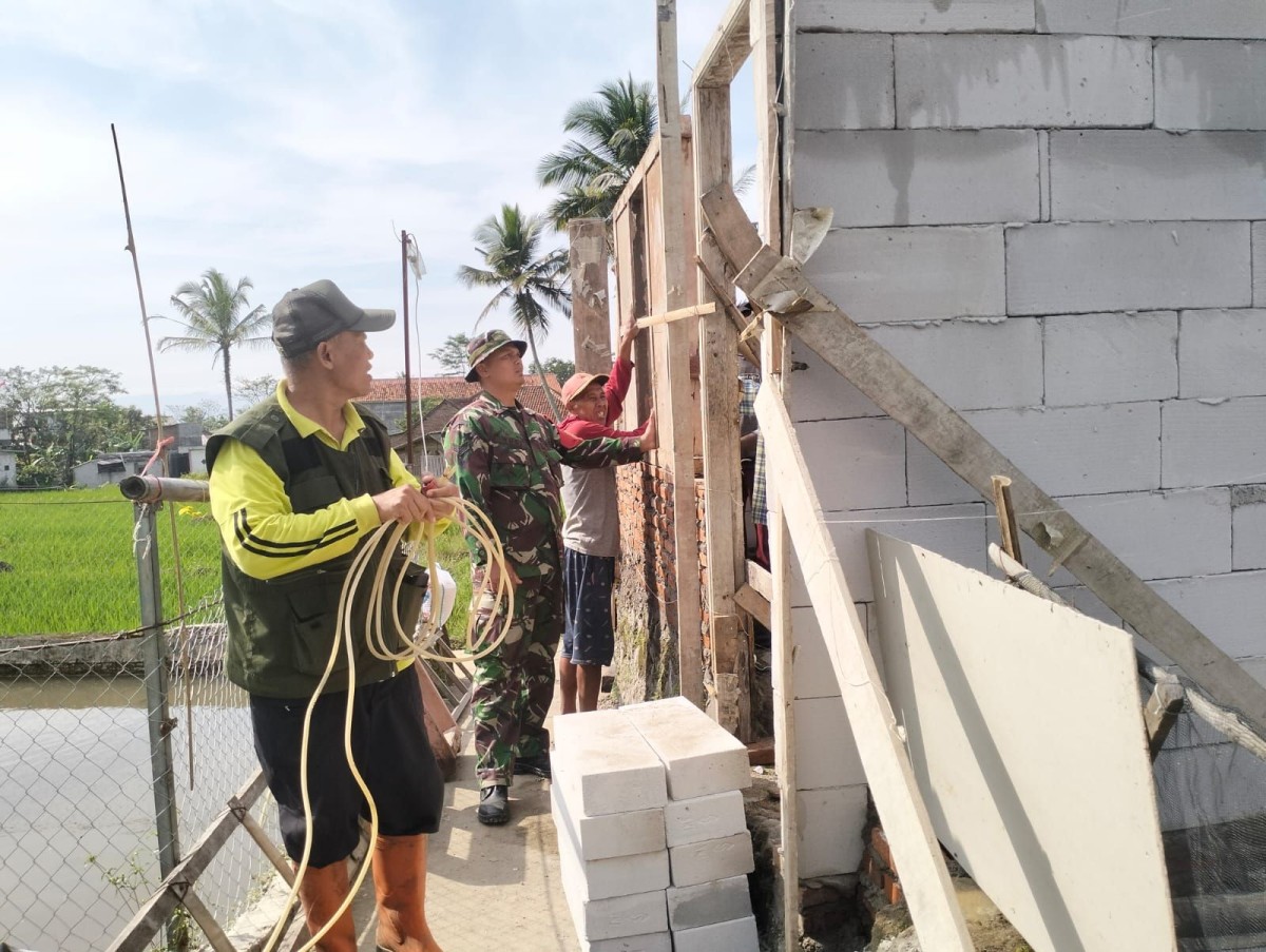 Babinsa Koramil 1515/Cigugur Bantu Pembangunan Rumah Warga Kurang Mampu