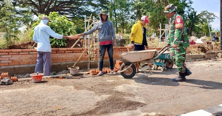Babinsa Bersama Warga Bangun Tembok Pembatas TPU, Wujud Kepedulian terhadap Lingkungan