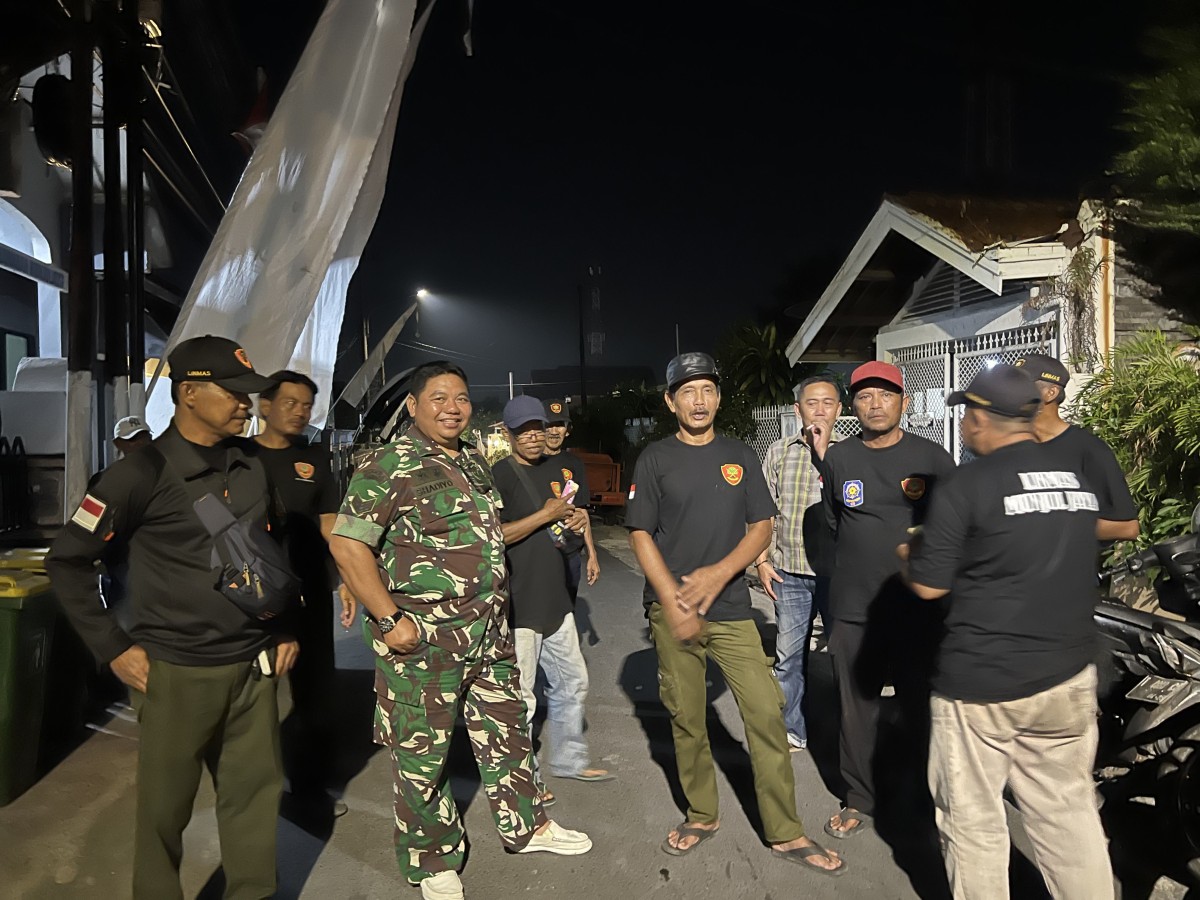 Babinsa Munjuljaya Monitoring Piket Linmas, Perkuat Kesiapsiagaan Keamanan Lingkungan