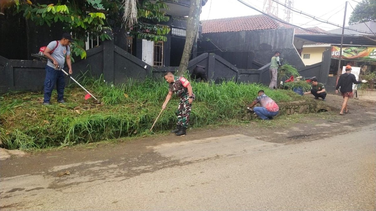 Babinsa Tegal Munjul Bersama Linmas dan Warga Gelar Kerja Bakti Bersihkan Lingkungan