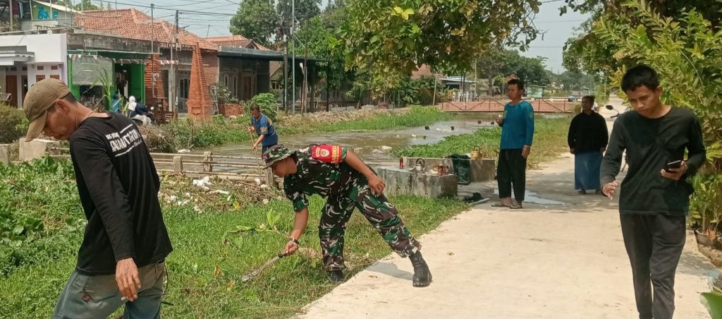 Babinsa Koramil 1608 Karangampel Bersama Warga Bersihkan Sungai Sipetung, Gotong Royong Cegah Banjir
