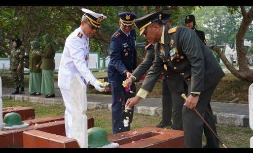 Danrem 064/MY Pimpin Ziarah Nasional HUT ke-81 TNI di TMP Ciceri