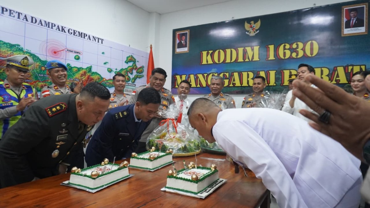 Kejutan HUT ke-81 TNI, Polres Manggarai Barat Bawa Kue dan Tumpeng ke Makodim 1630/Mabar