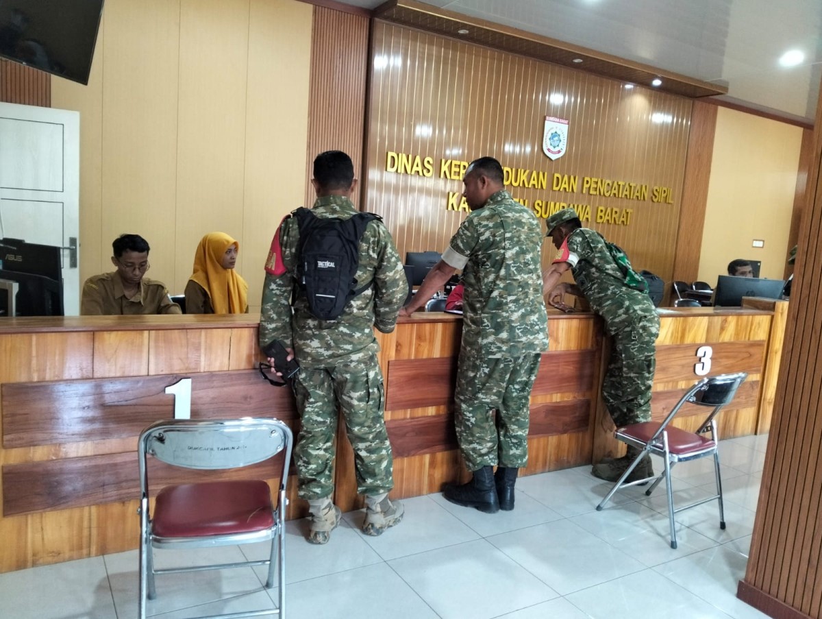 Ikuti Perkembangan Teknologi, Anggota Koramil 1628-05/Jereweh Daftar Identitas Kependudukan Digital