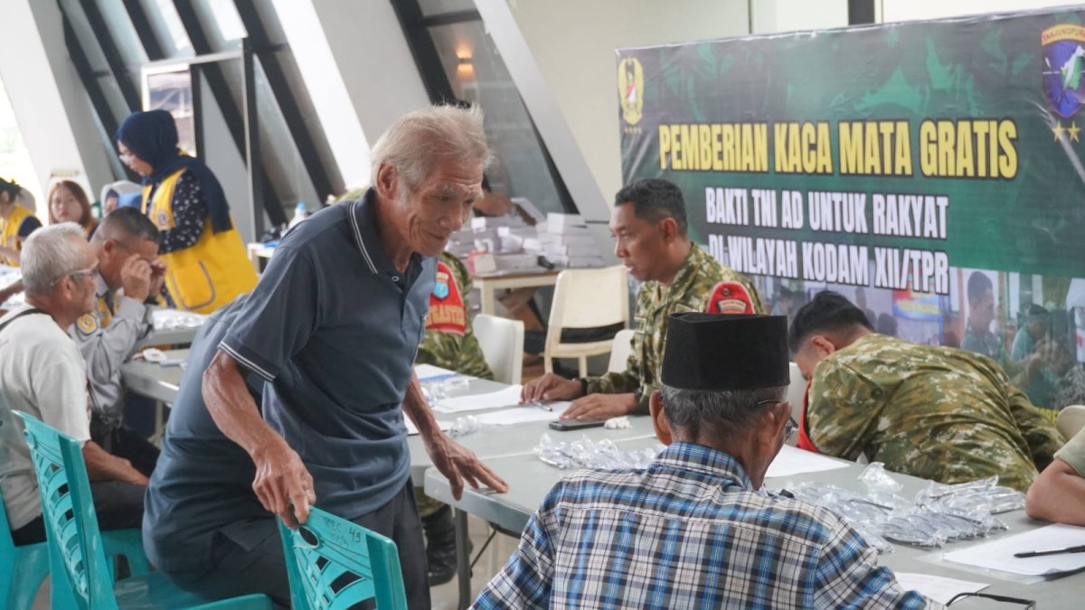 Bakti TNI AD, Kodam XII/Tpr Bersama Kodim 1204/Sanggau Bagikan 1.000 Kacamata Gratis di Entikong