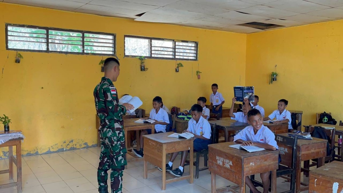 Bangun Generasi Cinta Tanah Air, Pos Aplal Satgas Yonarmed 15/Cailendra Anjangsana ke SMP Negeri Aplal