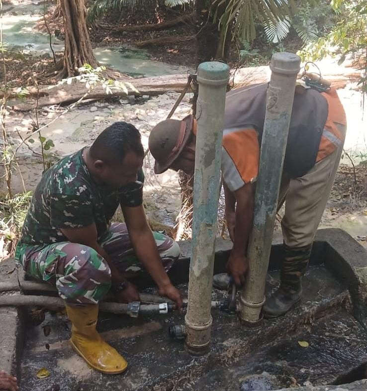 Gerak Cepat Kodim Kupang Perbaiki Pompa Hidram Rusak