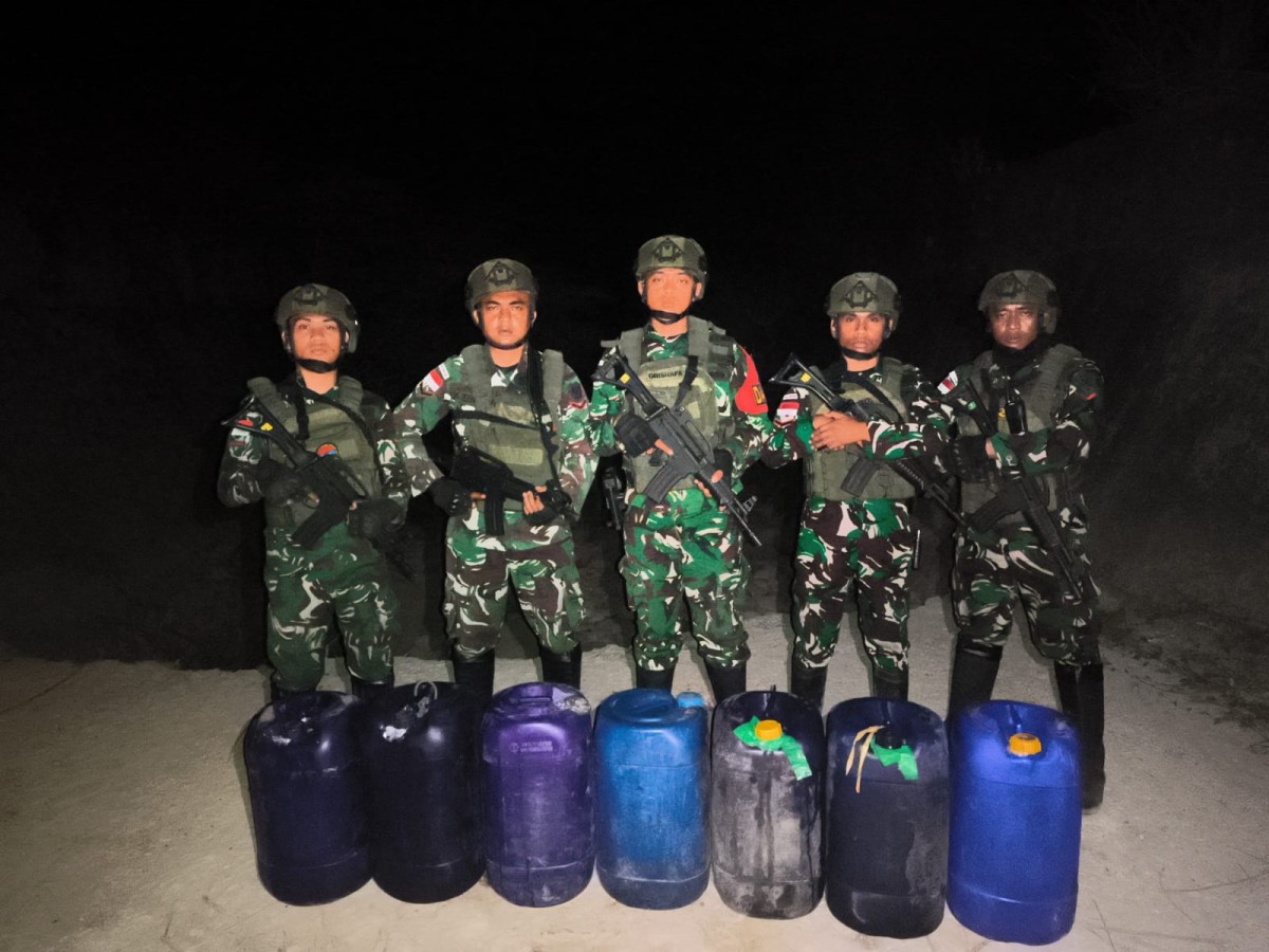 Satgas Pamtas Yonarhanud 14/PWY Perketat Jalur Tidak Resmi, 245 Liter Solar Berhasil Diamankan