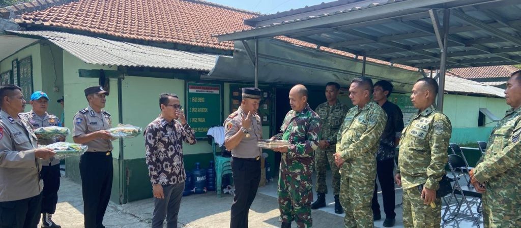 Pererat Sinergitas, Muspika Kertasemaya-Sukagumiwang Sampaikan Ucapan HUT TNI ke-81 ke Koramil 1605 Sukagumiwang