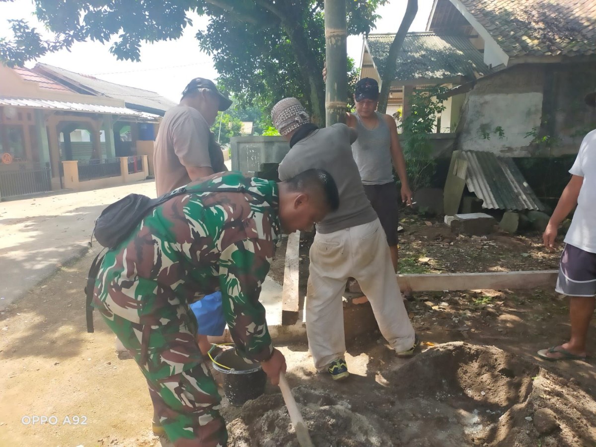 Babinsa Purwamekar Bersama Warga Gelar Kerja Bakti Rehabilitasi Pos Ronda