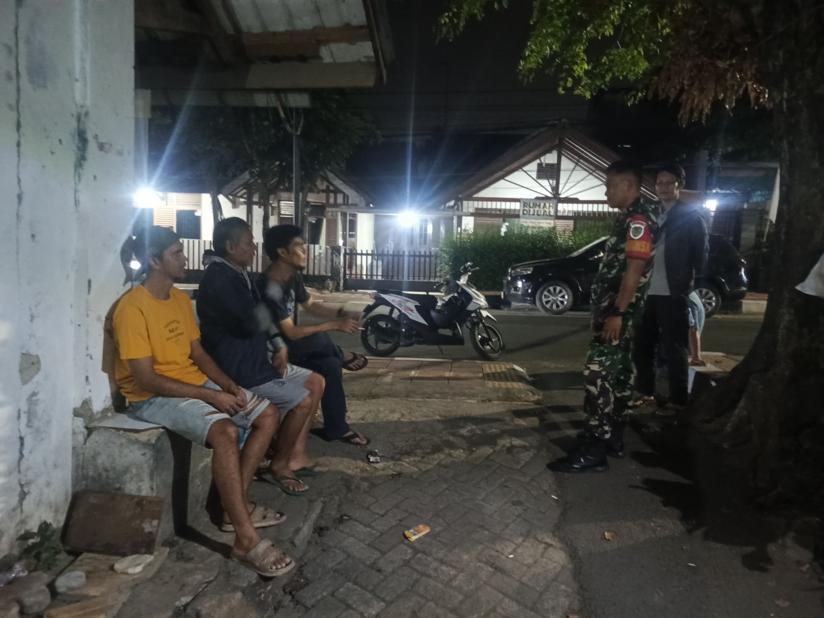 Babinsa Cipaisan Monitoring Ronda Malam, Tekankan Tanggung Jawab Warga Jaga Keamanan Lingkungan