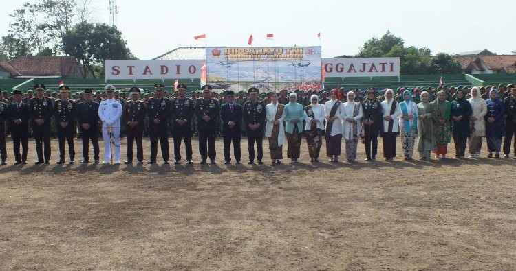 Dandim 0614/Kota Cirebon Hadiri Upacara HUT ke-81 TNI di Stadion Ranggajati