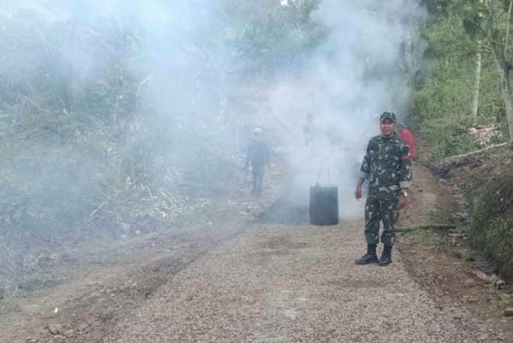Babinsa Rambay Bersama Warga Laksanakan Karya Bakti Pengerasan Jalan