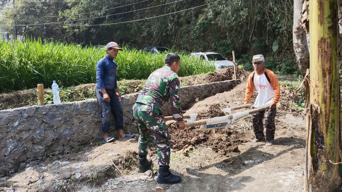 Babinsa Neglasari Bantu Pembangunan TPT di Desa Binaan