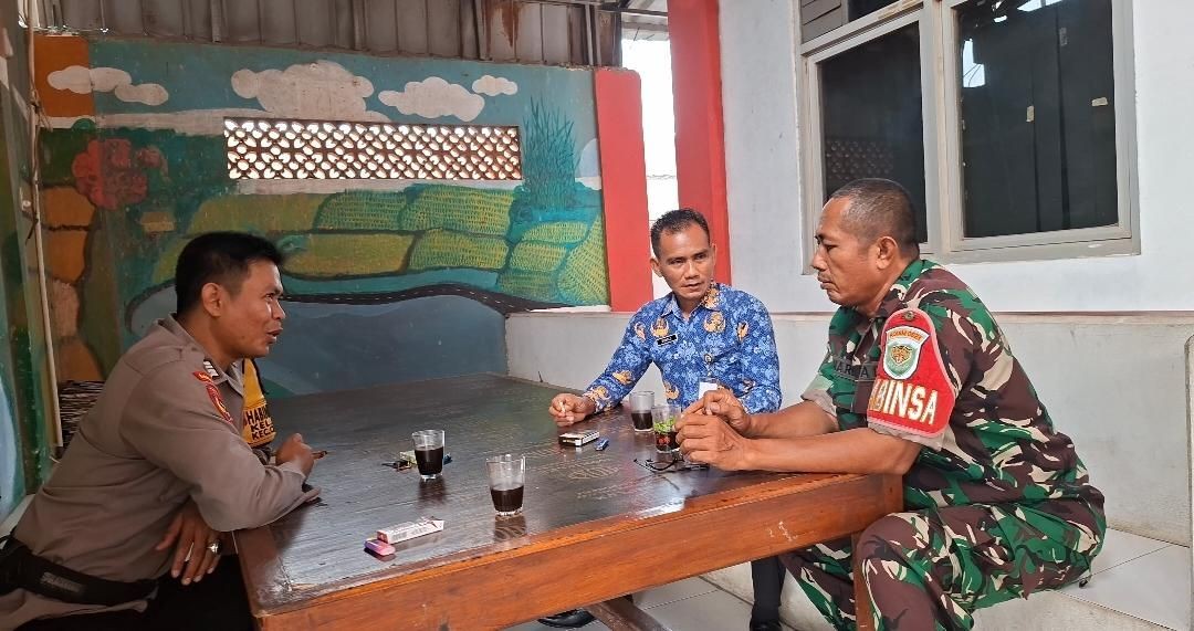 Babinsa Dan Polmas Komunikasi Dengan Kasi Trantib Kepuh Bahas Ketertiban Wilayah