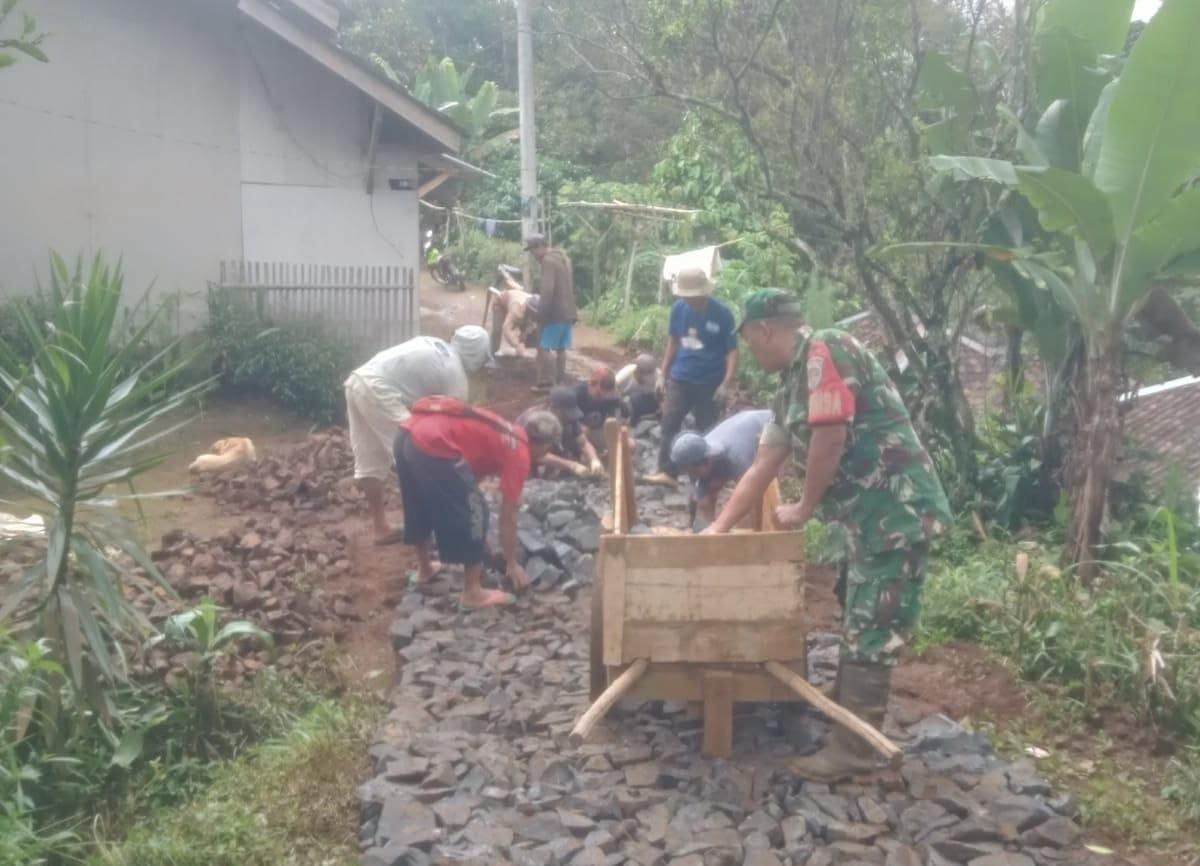 Babinsa Margaluyu Bersama Warga Laksanakan Karya Bakti Pengerasan Jalan