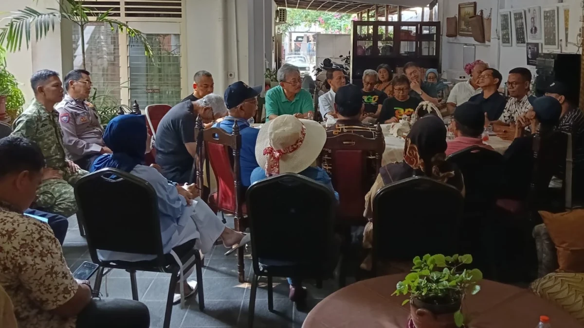 Serda Edi Yansah, Babinsa Kelurahan Babakan Perkuat Komunikasi dengan Warga Bahas Keamanan dan Kebersihan Lingkungan
