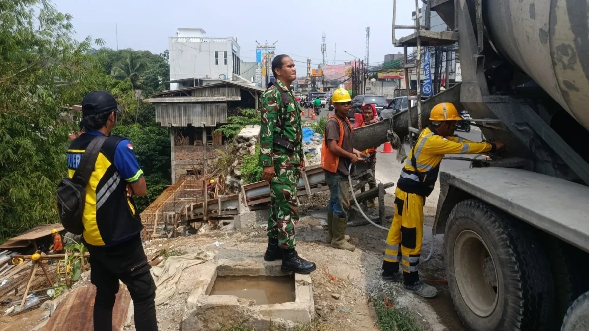 Indramayu, - Pada hari senin tanggal 05 Oktober 2026 Upacara bendera di SMPN 1 Karangampel, Kabupaten Indramayu, berlangsung tidak sekadar sebagai rutinitas mingguan. Kegiatan tersebut menjadi momentum bagi Babinsa Koramil 1608/Karangampel untuk memberika