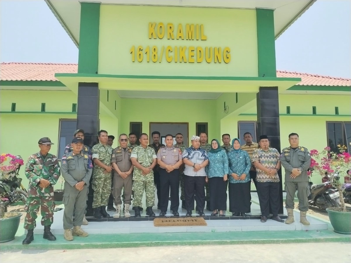 Harmoni Tiga Pilar di Cikedung! Camat, Kapolsek, dan PKK Serahkan Tumpeng HUT ke-81 TNI ke Tangan Peltu Rudiyanto, Gema "TNI Kuat Bersama Rakyat"