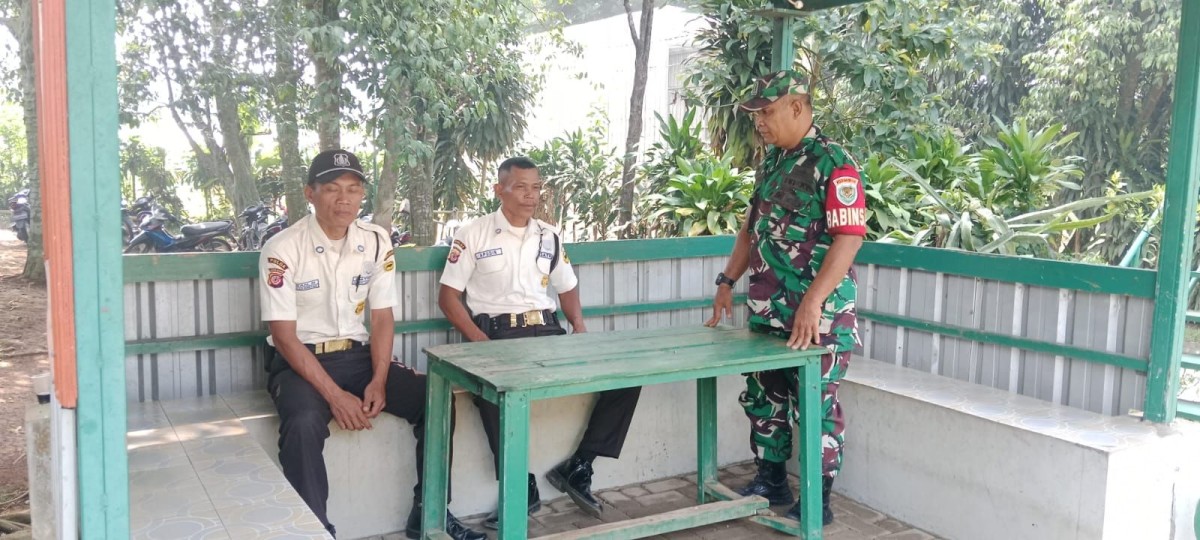 Babinsa Koramil 1903/Darangdan Cek Pos Satpam PT Lembu Jantan Perkasa, Pastikan Keamanan Lingkungan