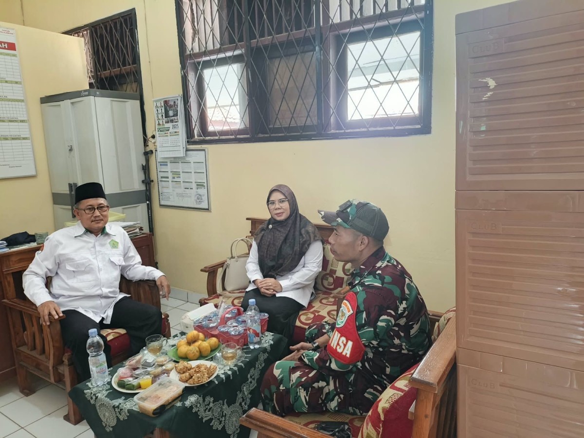 Babinsa Cileunca Jalin Komsos dengan Pihak Sekolah, Perkuat Silaturahmi dan Komunikasi