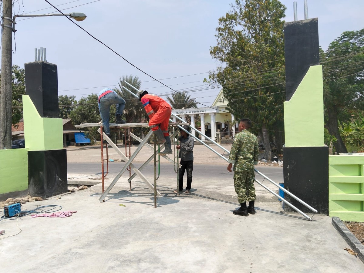 Sentuhan Akhir Peltu Rudiyanto! Gapura Koramil Cikedung Nyaris Rampung, Progres Melesat ke 99,96 Persen