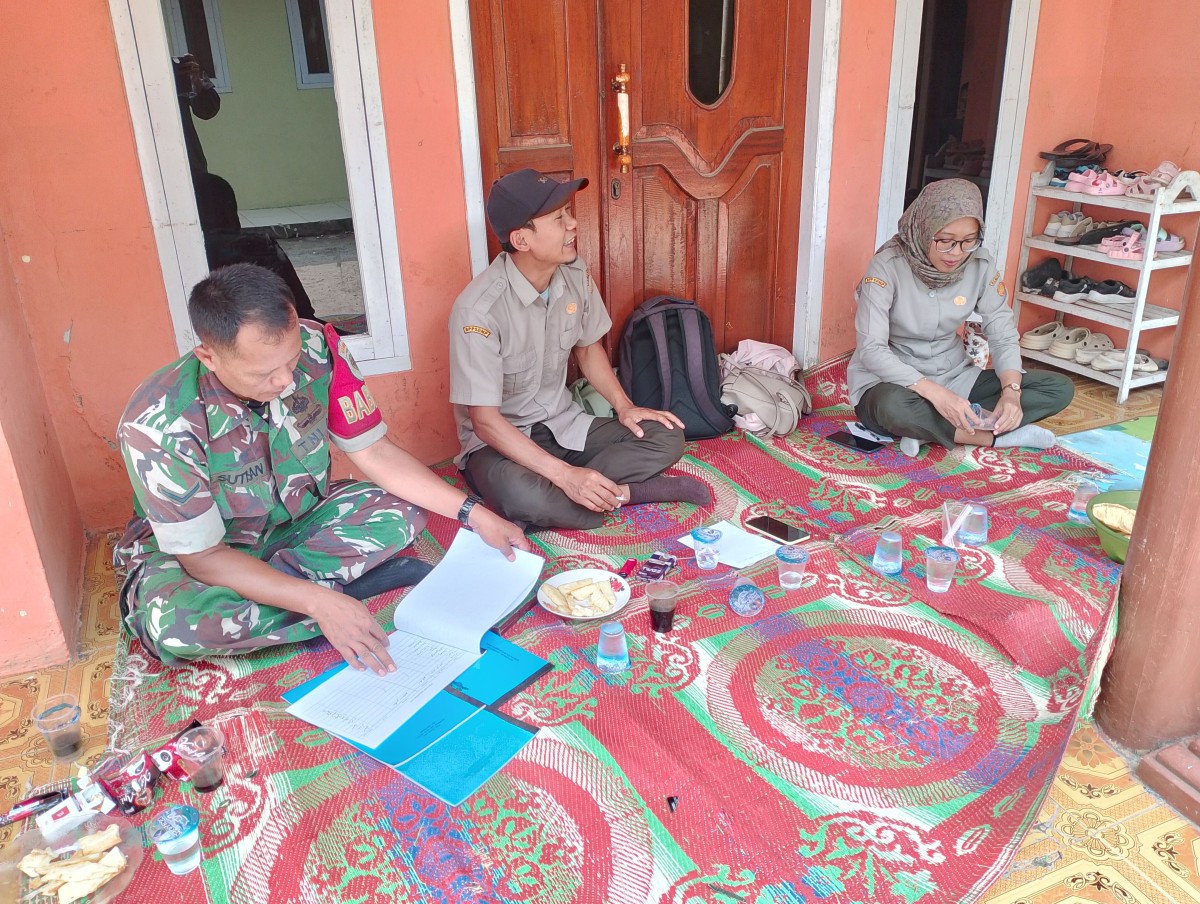 Babinsa Mekarsari Bersama PPL Data Ulang Kebutuhan Pupuk Subsidi Petani