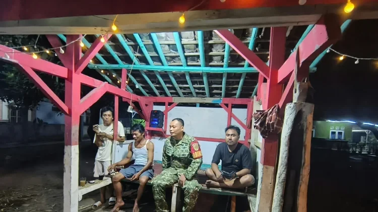 Babinsa Koramil 0502/Pagaden Cek Pos Ronda, Ajak Warga Jaga Keamanan Malam