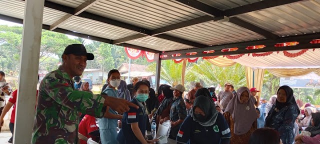 Babinsa Cikidang Hadir di Tengah Warga, Pengobatan Gratis Warnai HUT Kabupaten Sukabumi ke-156
