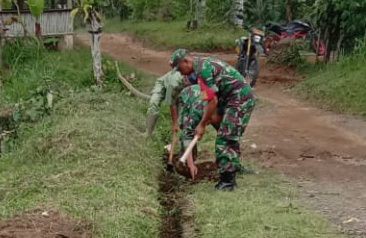 Babinsa Gunung Endut Laksanakan Bakti Pemeliharaan dan Pembersihan Parit