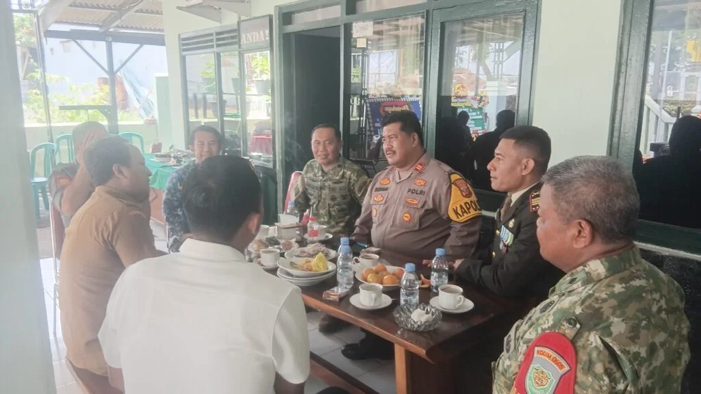 Sinergitas TNI Polri, Solid! HUT ke 81 TNI, Polsek Kalijati Beri Surprise ke Koramil 0503/Kalijati