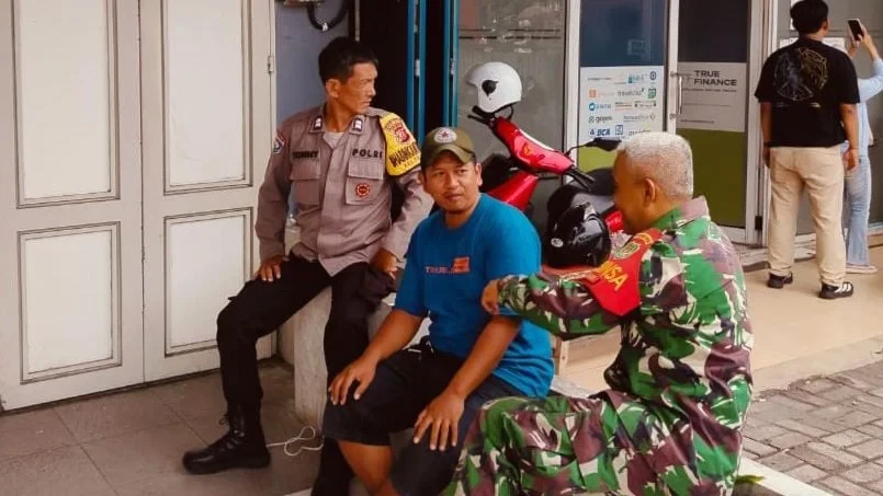 Sertu Sandi Yudha, Babinsa Tajur Bersama Bhabinkamtibmas Ajak Warga Peduli Kebersihan Sumber Air dan Lingkungan