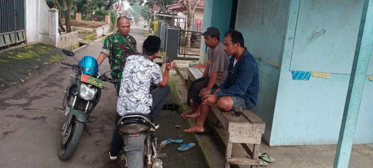 Babinsa Karamatmulya Komsos Bersama Warga Dusun Manis, Bahas Kamtibmas