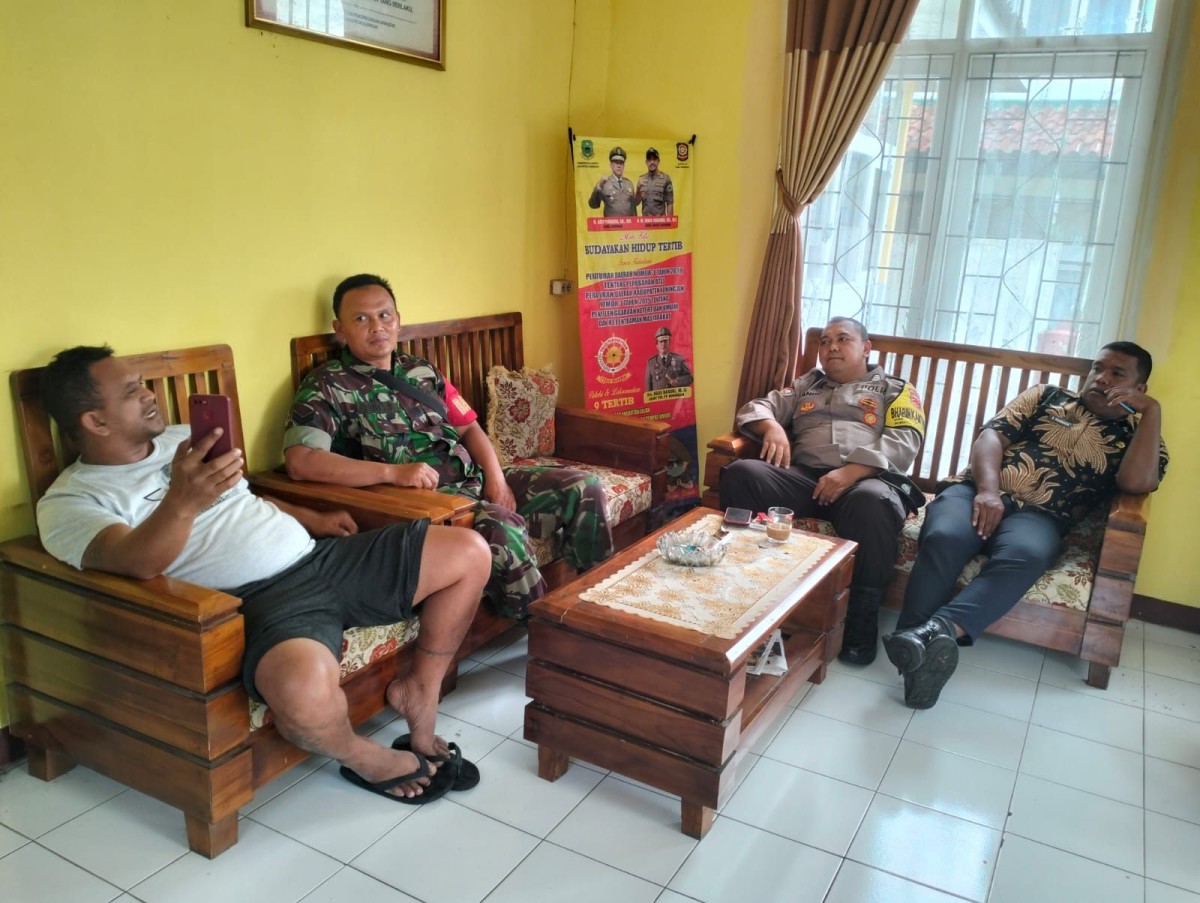 Babinsa dan Bhabinkamtibmas Jalin Silaturahmi dengan Tokoh Pemuda Sukamulya