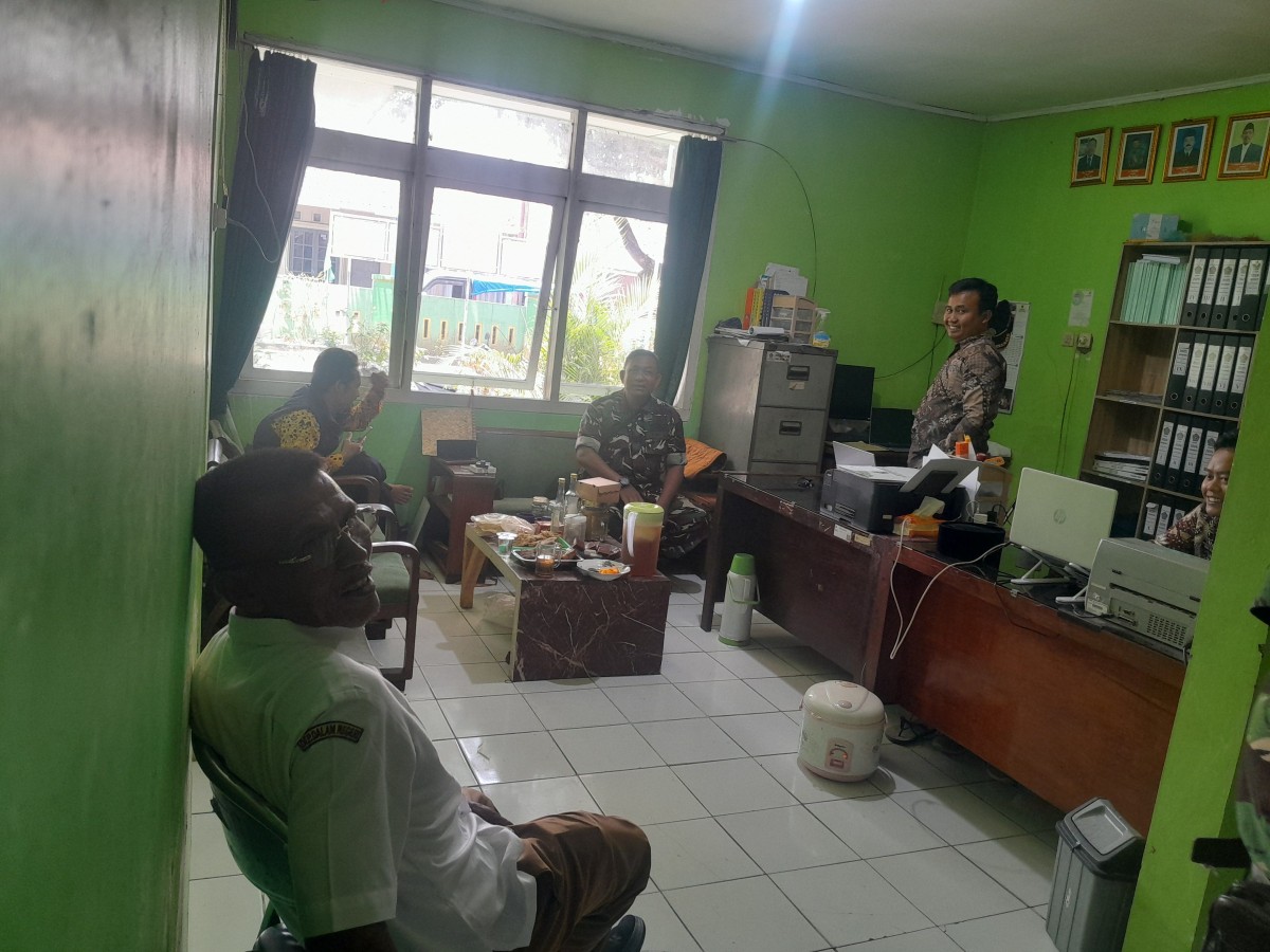 Babinsa Desa Sukaharja Jalin Komunikasi dengan Pegawai KUA Cibingbin melalui Komsos
