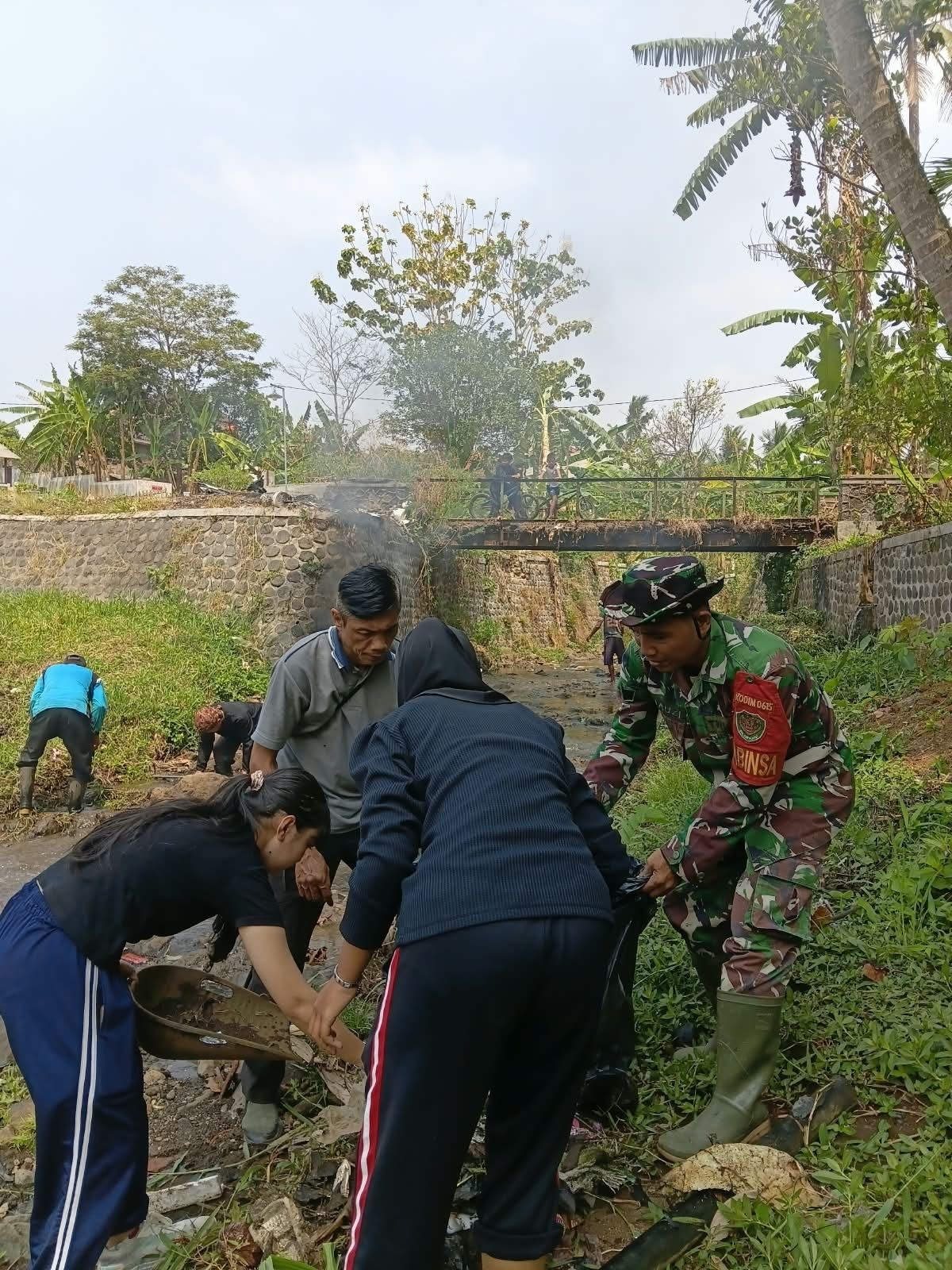 Babinsa Koramil 1501/Kng Bersama Warga Laksanakan Karya Bhakti Bersihkan Sungai Citamba