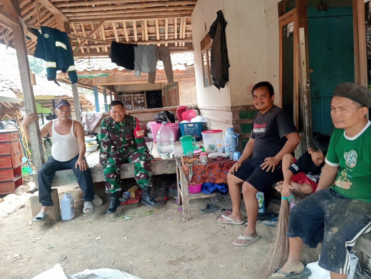 Babinsa Salammulya Laksanakan Komsos Bersama Warga di Kp. Warung Kawung