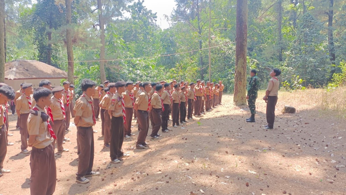 Babinsa Berikan Pembinaan PBB kepada Siswa Desa Singkup, Tanamkan Disiplin Sejak Dini