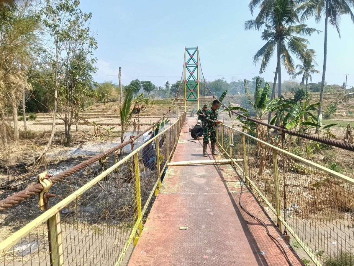 Kerja Bakti Pemeliharaan Jembatan Gantung, Babinsa Mekarsari Koramil 1512 Lebakwangi Bersama Warga Jaga Keamanan dan Kenyamanan Akses Warga