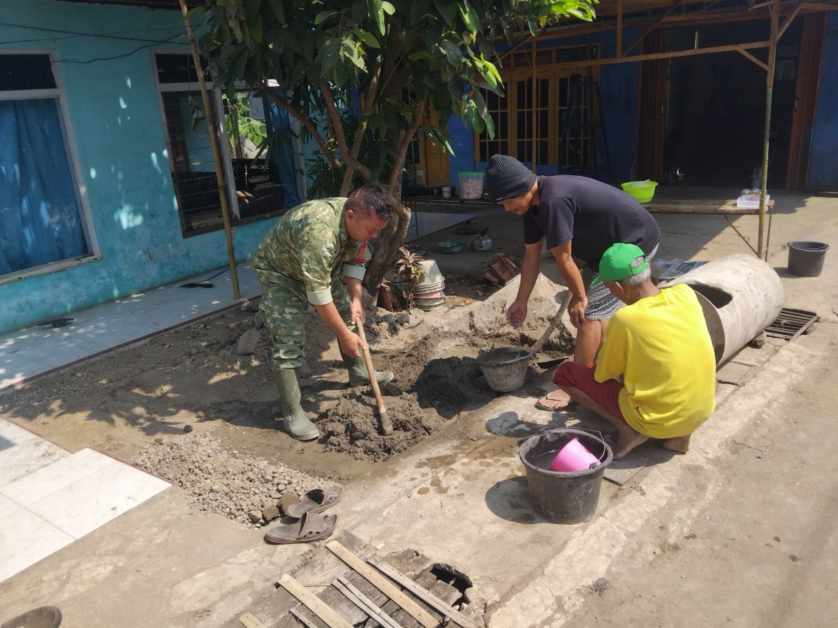 Babinsa Koramil 1511/Jalaksana Bantu Rehab Rumah Warga di Blok Wage